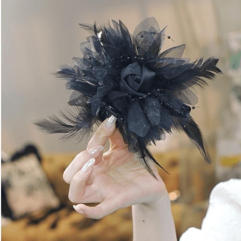 The 2024 new feather puffy grappling clip is a trendy and stylish updo that adds volume to your hair. It's a black bestseller with a shark clip details Picture