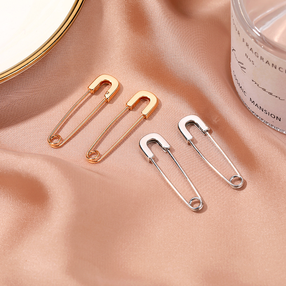 Korean version best-selling paperclip earrings, with a unique design sense, simple and cool ins style, cool and stylish men's and women's pin earrings details Picture