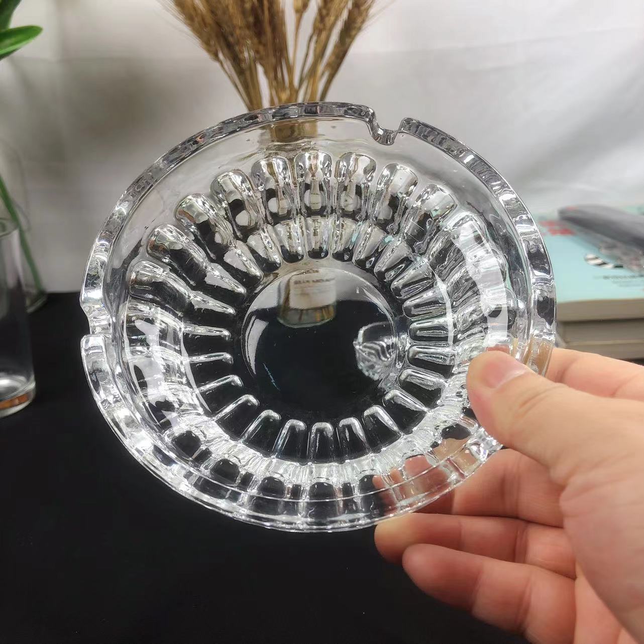 Round glass ashtray, home living room, room, office, small sunflower ashtray, hotel, guesthouse, KTV ashtray details Picture