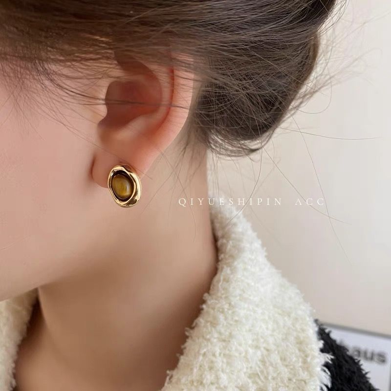 Hong Kong-style unique tiger's eye stone earrings, retro Maillard earrings, women's niche design sense, high-end stud earrings, light luxury, versatile Application Scenario