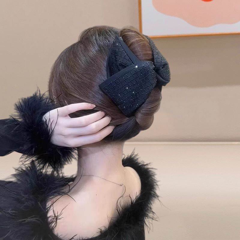 The water diamond checkered claw clip exudes an elegant and refined charm. The high ponytail hair clip gives a high-end female feel. The back of the head is a shark clip headwear Specification drawing