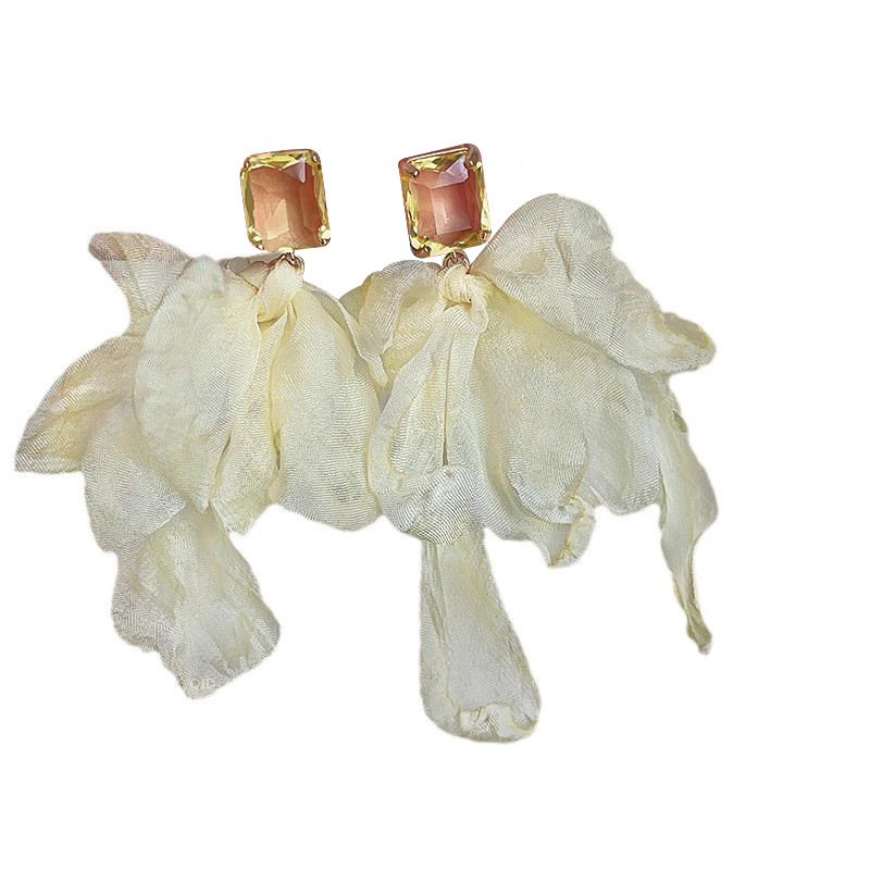 The atmosphere is super fairy-like. The high-end design of the chiffon earrings, silver needles, exaggerated vacation style earrings, women's ear clips, and elegant stud earrings Item Picture