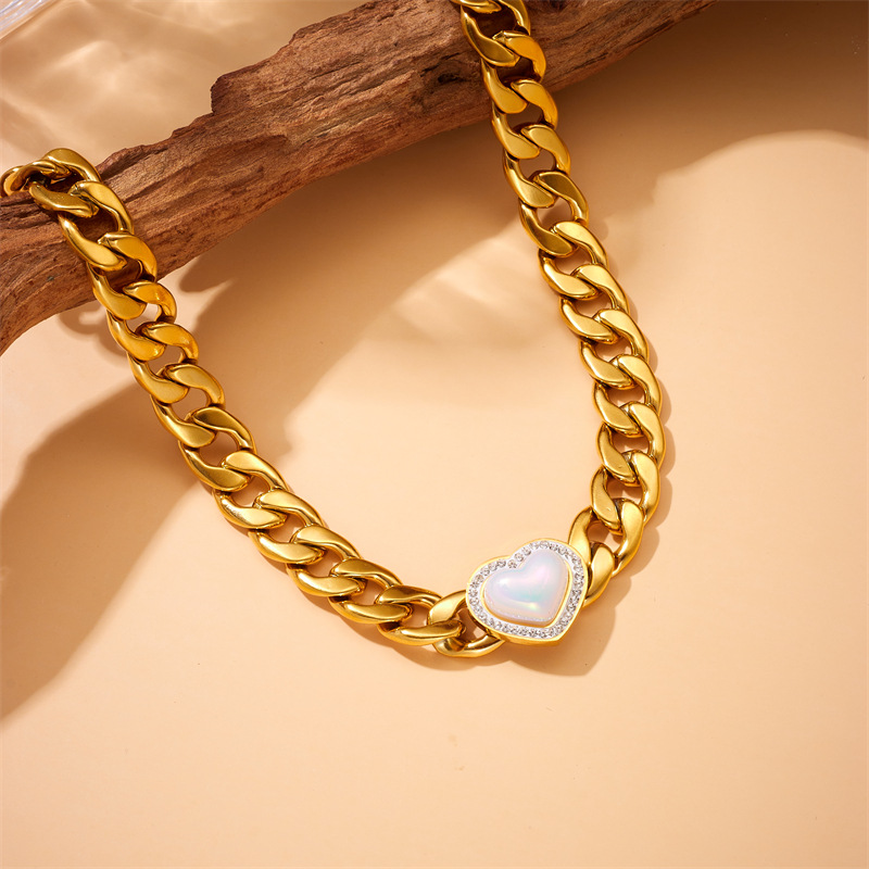 European and American fashion, individuality, punk, high-end style, gold-plated stainless steel chain, diamond-encrusted pearl heart accessory necklace details Picture