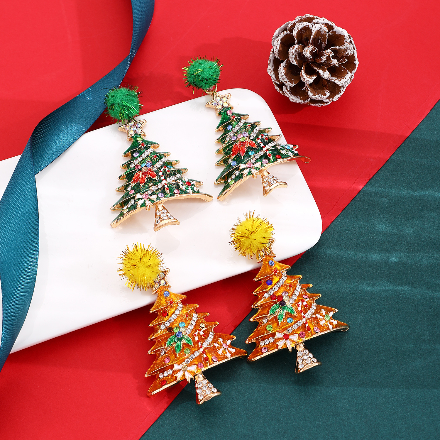 Wholesale of European and American cross-border Christmas ornaments, including colored diamond alloy oil-drip Christmas tree stud earrings and fashionable and elegant women's earrings Application Scenario