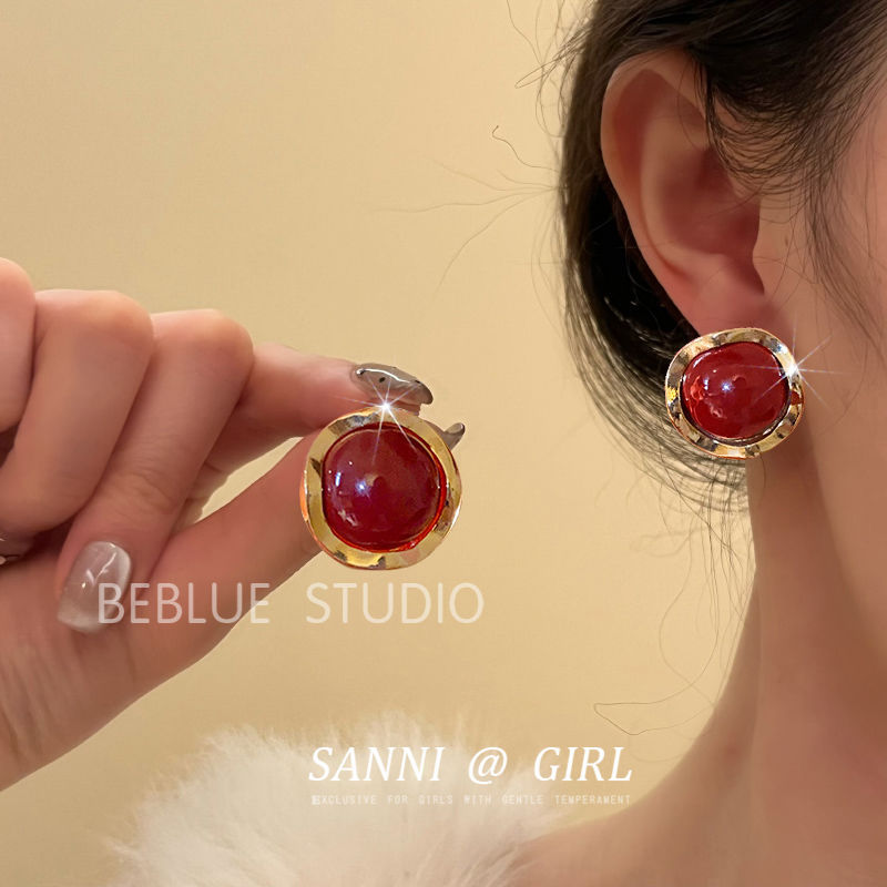 High-end retro Hong Kong-style red earrings, no ear piercings, ear clips, women's autumn and winter atmosphere, elegant and stylish earrings, best-selling earrings Application Scenario