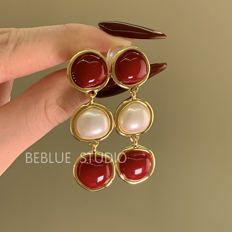 High-end retro Hong Kong-style red earrings, no ear piercings, ear clips, women's autumn and winter atmosphere, elegant and stylish earrings, best-selling earrings details Picture