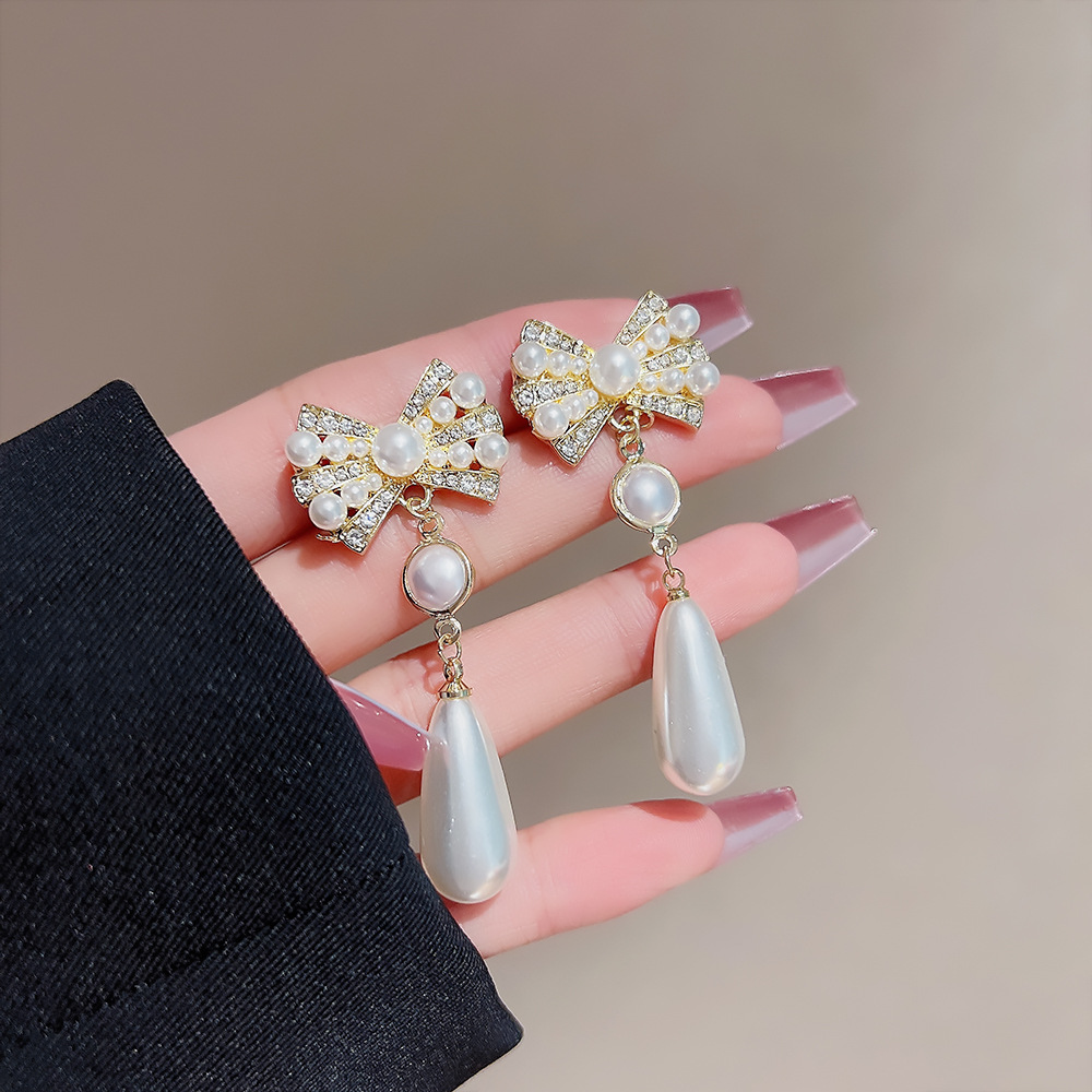 Long tassel pearl earrings, fashionable and elegant lady style, light luxury bow earrings, silver needle high-end earrings, women's wholesale Application Scenario