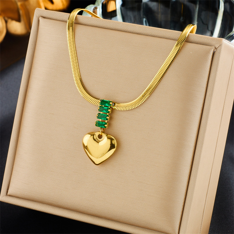 European and American fashion retro diamond-encrusted heart pendant, blade collarbone chain, metal titanium steel jewelry, high-end necklace full figure
