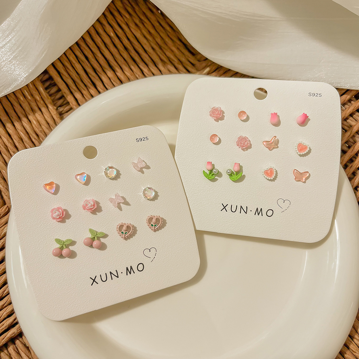 The new summer silver needle stud earrings set is fresh, cute and versatile. The earrings are small and sweet details Picture