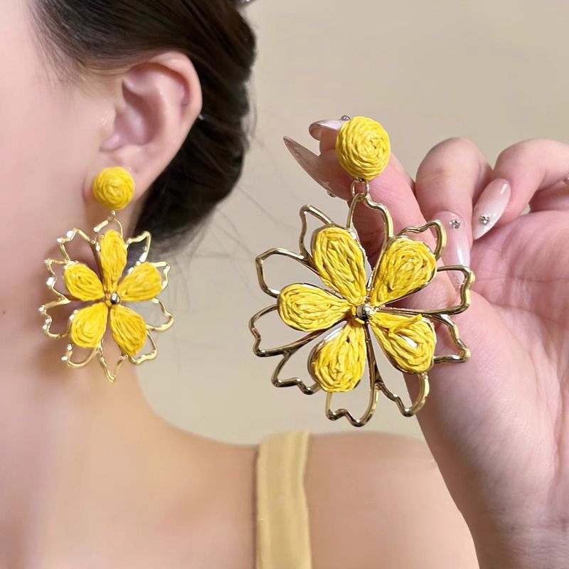 Seaside resort-style French-woven flower earrings, unique and niche stud earrings for women, 2025 new trendy and stylish earrings details Picture