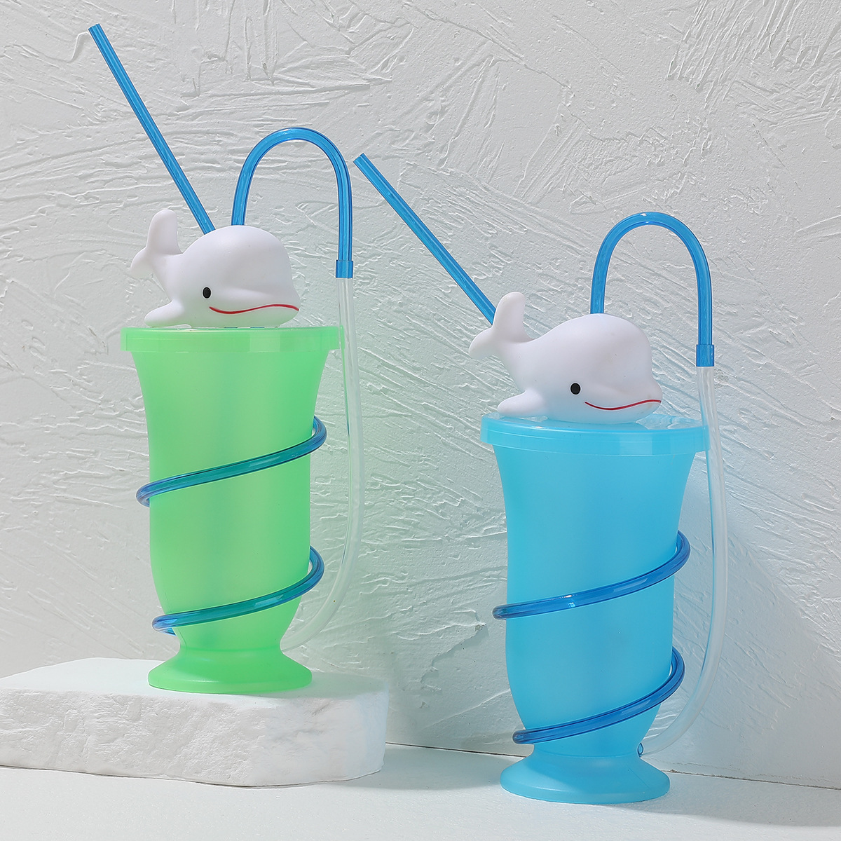 Wholesale of new best-selling straw cups, cartoon doll water cups, popular juice and milk tea drink cups, and dolphin water cups from the manufacturer full figure