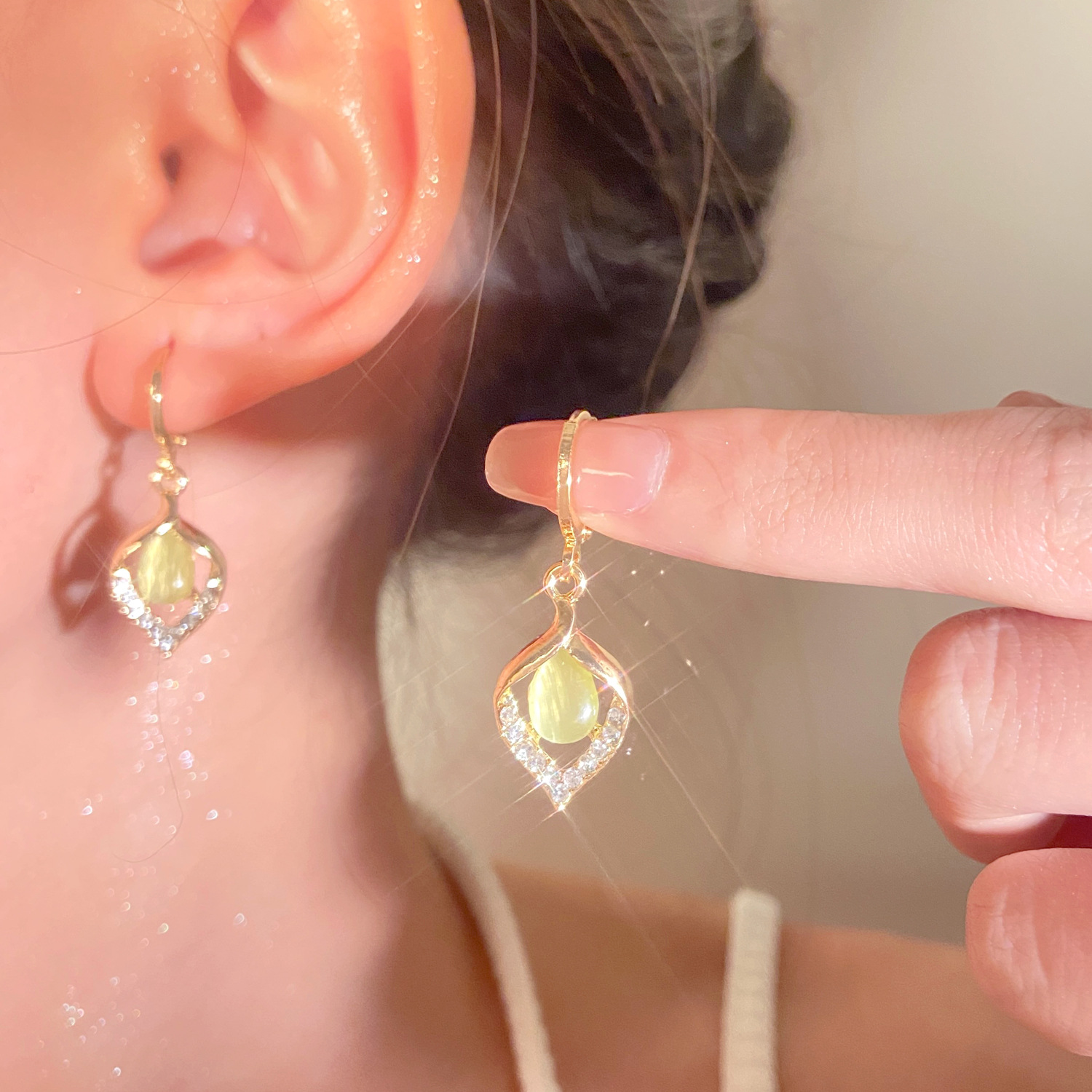 Angel Eye Cat's Eye Stone Earrings, French light luxury creative diamond-encrusted water drop earrings, European and American style diamond-shaped earrings trend full figure