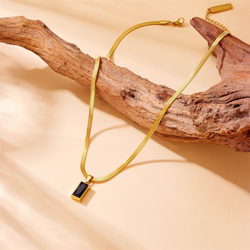 Korean style, simple and versatile black rhinestone inlaid square pendant, blade chain, stainless steel gold-plated necklace Specification drawing