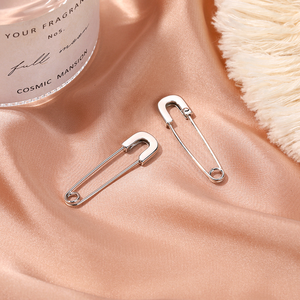 Korean version best-selling paperclip earrings, with a unique design sense, simple and cool ins style, cool and stylish men's and women's pin earrings Application Scenario