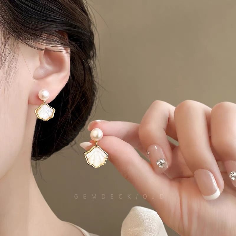 Golden butterfly stud earrings, French full diamond, exude an air of luxury and a light and elegant style. Unique and niche design stud earrings for women Application Scenario