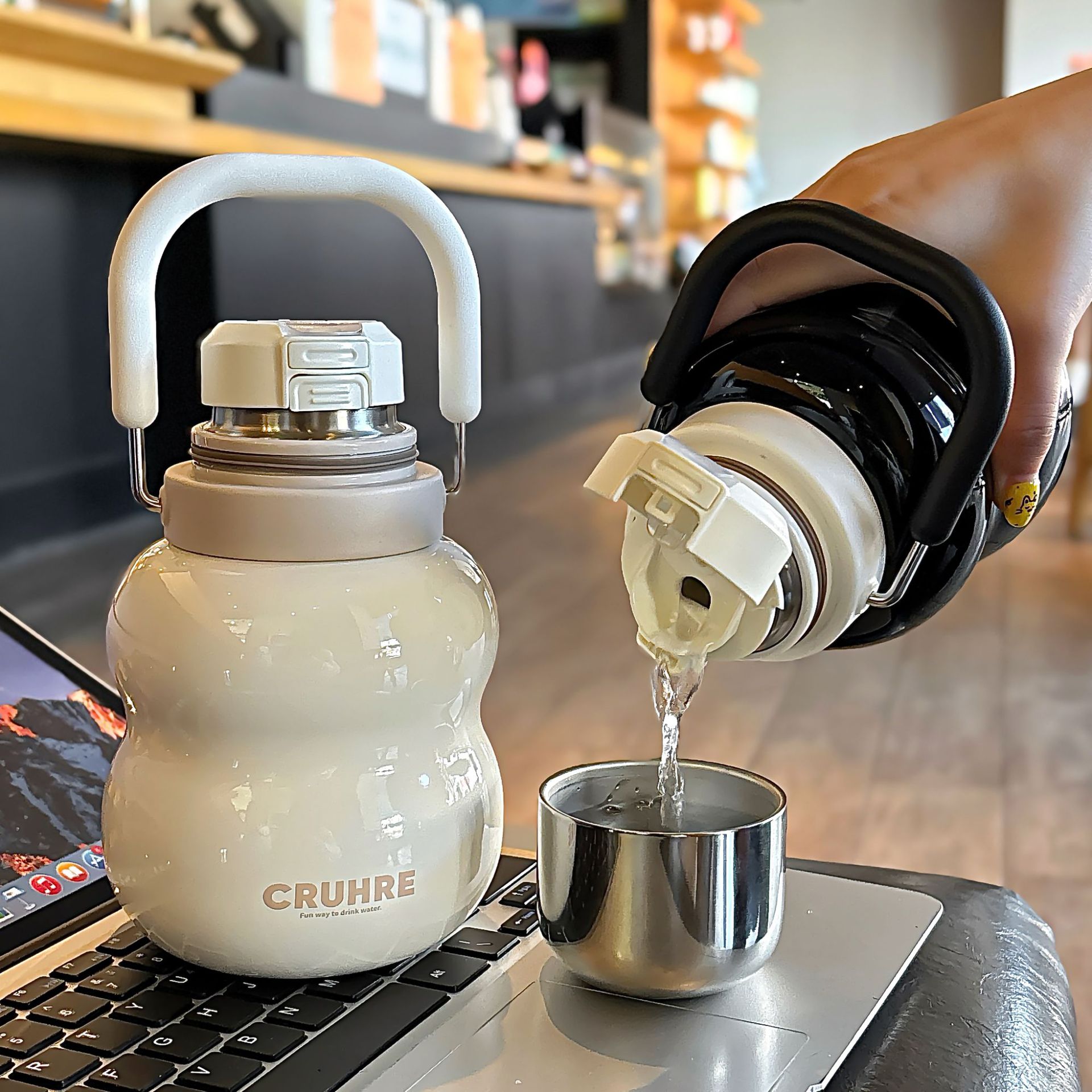 The simple and luxurious handle gourd cup comes with a sturdy handle ring, making it convenient to carry a double-drinking tea cup and a drinking cup Application Scenario