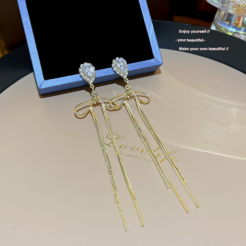 The new 2025 trendy European and American style teardrop bow tassel earrings exude a sense of sophistication and fashion Specification drawing