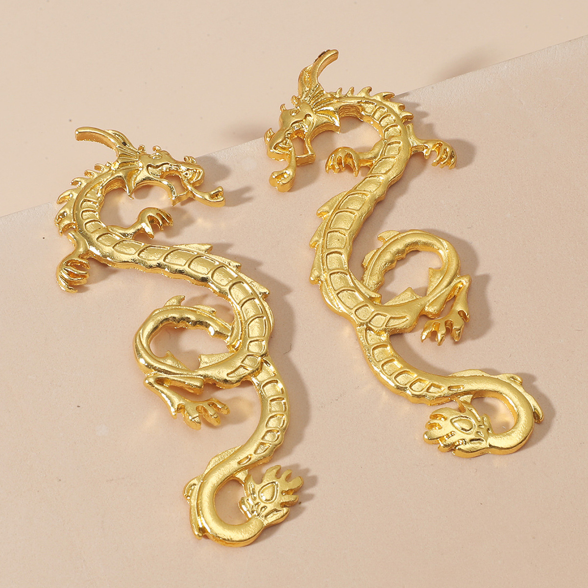 European and American InS-style exaggerated golden dragon earrings, retro female charm, alloy animal stud earrings, zodiac year earrings details Picture