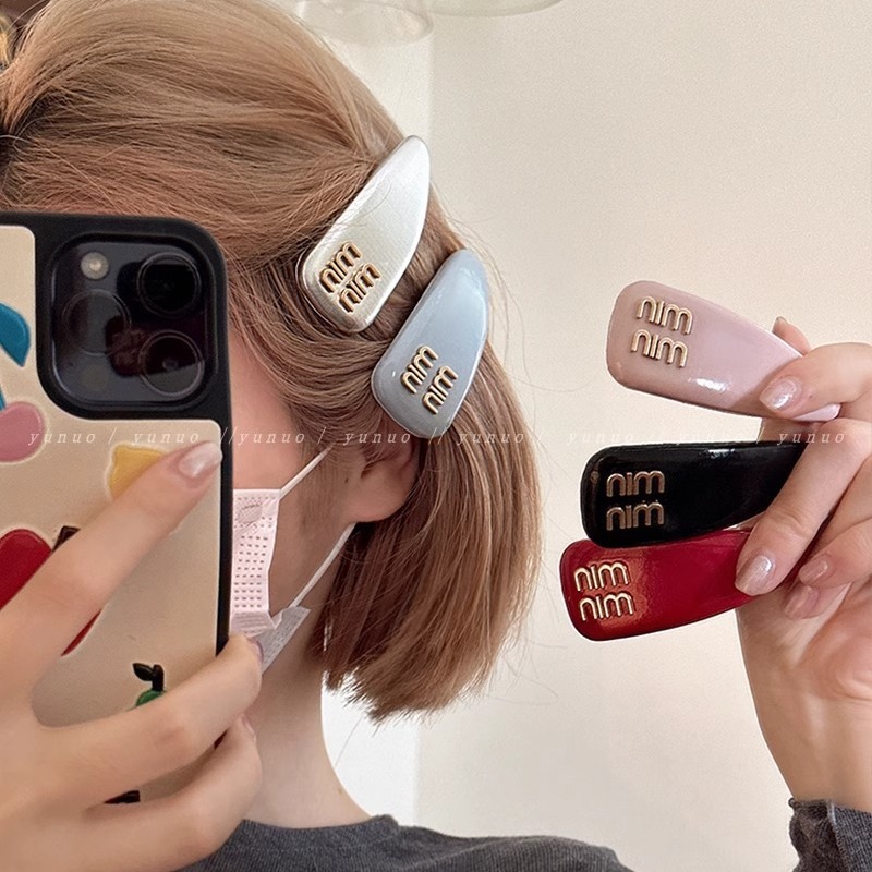 This is an InS-style high-end miu leather hair clip with a high-end side feel. It features a spring and summer forehead fringe clip and a spring clip for women full figure