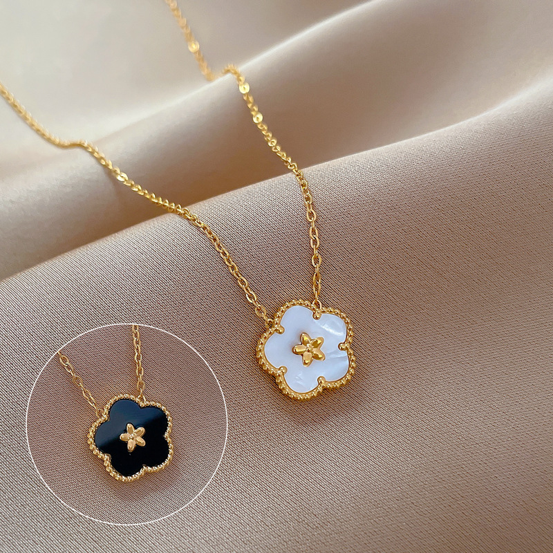 【 All-titanium Steel 】 Five-leaf flower double-sided minimalist style furnace inner real gold necklace, female Instagram Internet celebrity collarbone chain matching Application Scenario