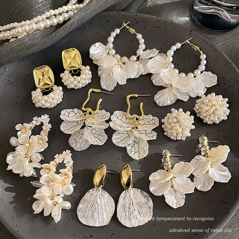 French-style shell flower earrings, high-end women's stud earrings, light luxury and elegant earrings, niche design pearl stud earrings and earrings full figure