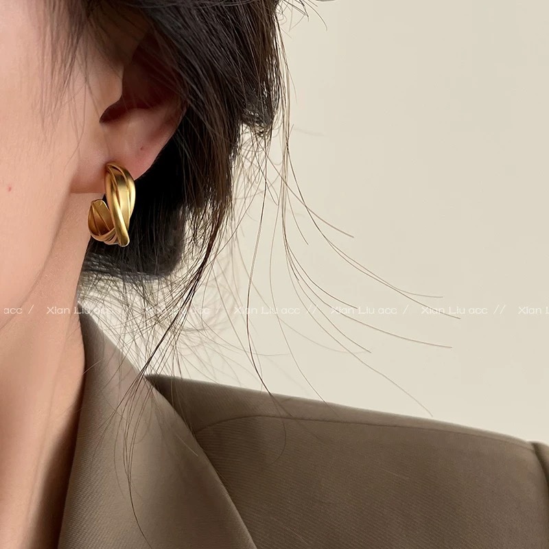Golden earrings for women, 2025 New bestseller, retro Hong Kong style, high-end and elegant, niche design metal earrings Specification drawing