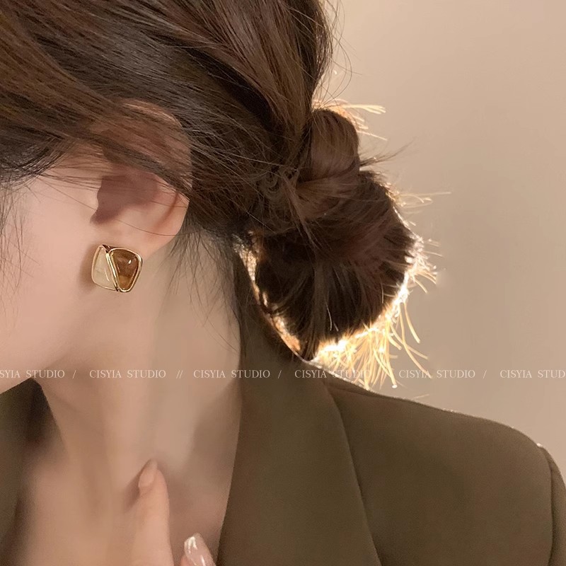 French unique caramel-colored pearl earrings suitable for autumn and winter, 2024 new style, light luxury and high-end stud earrings for women Application Scenario