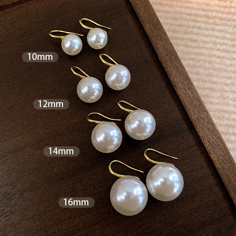 French pearl stud earrings for autumn and winter 2023, a new bestseller with a light luxury and niche design full figure