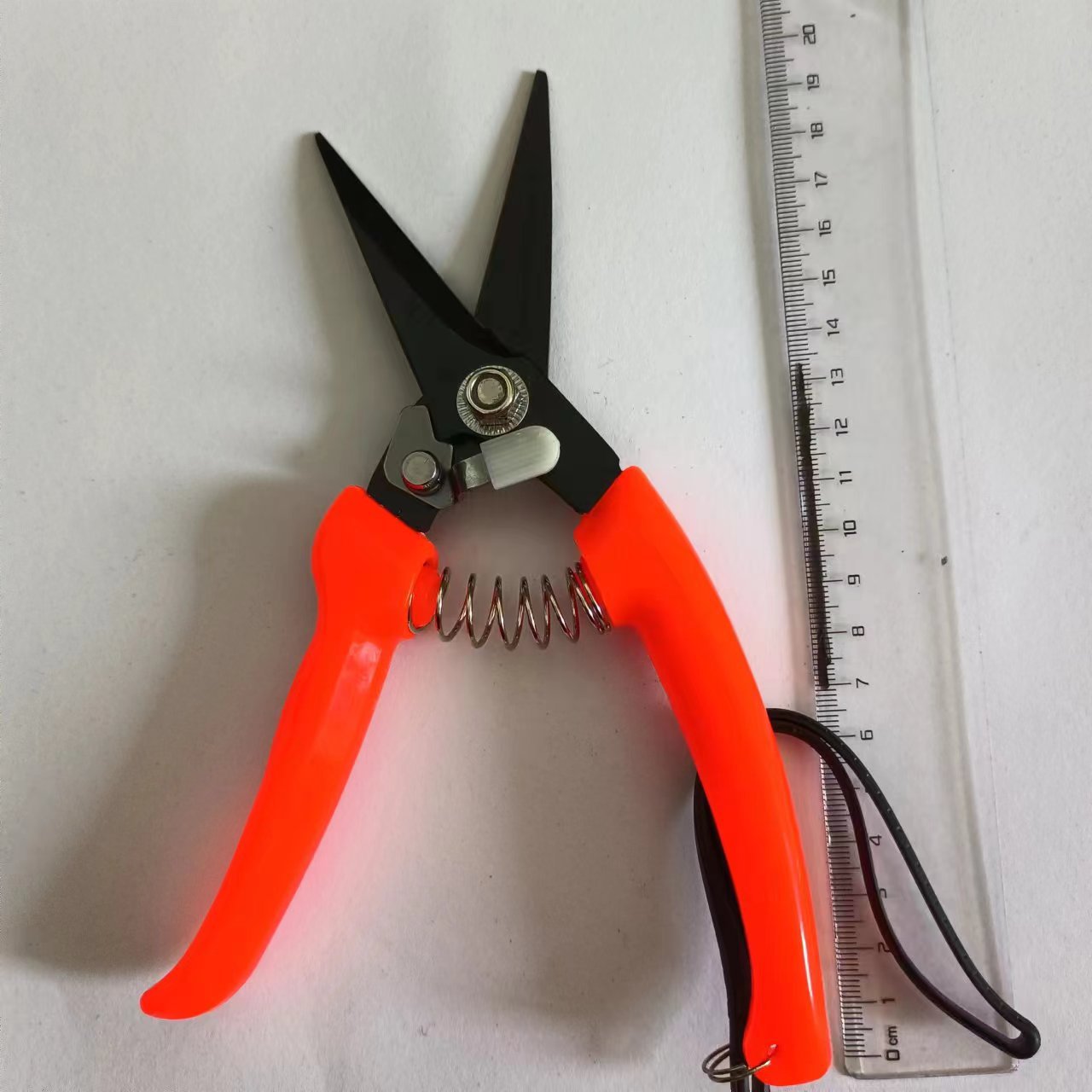 Stainless steel keel shears, industrial electrical aluminum ceiling panels, keel iron sheet wire troughs, horseshoe shears, cable steel wire mesh Application Scenario