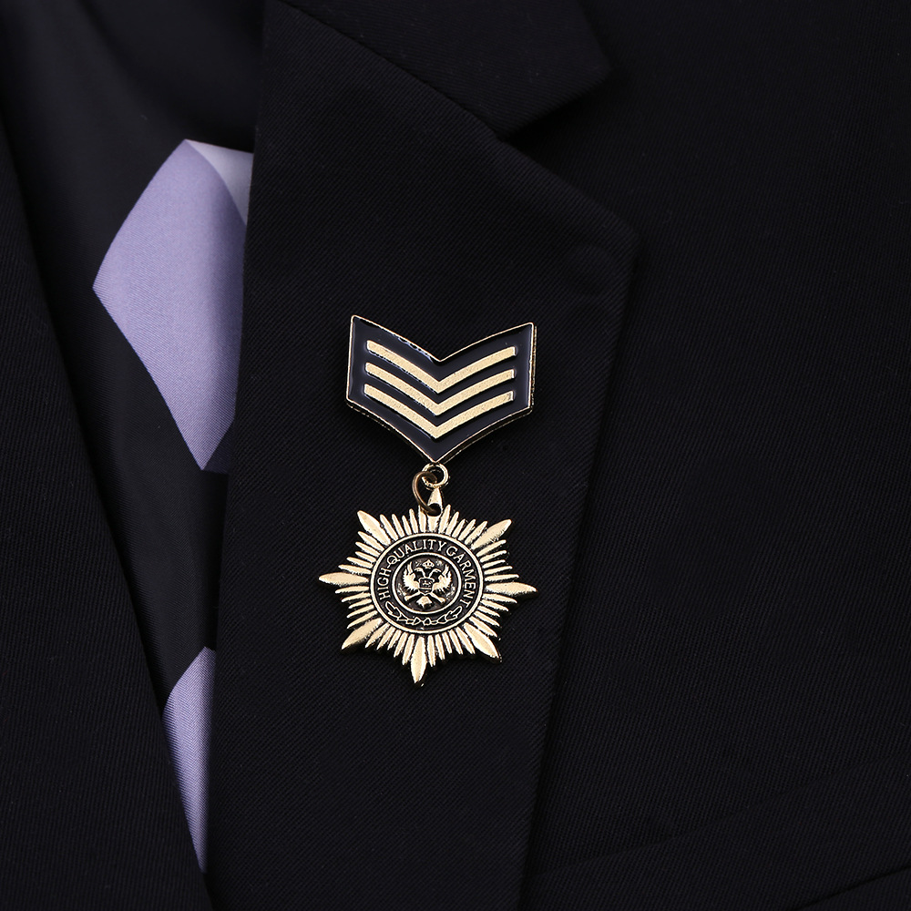 Wholesale of retro European and American badges, brooches, men's personalized and versatile suits, pins, MEDALS, fashionable letter distressed brooches full figure