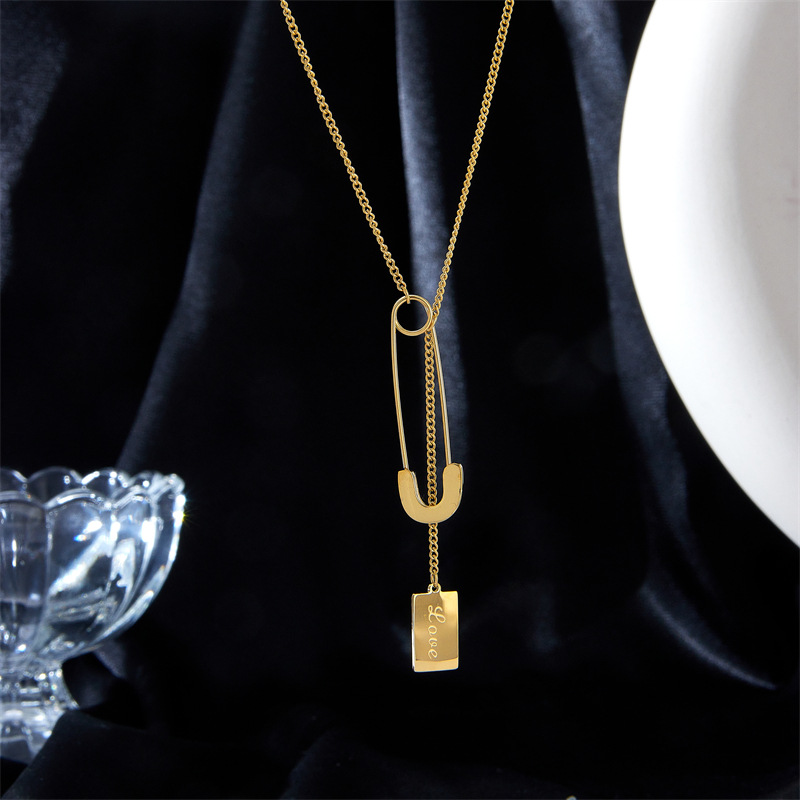 A simple and versatile cold style necklace with a unique and fashionable European and American design, featuring a metal chain, square tag, pin and pendant Specification drawing