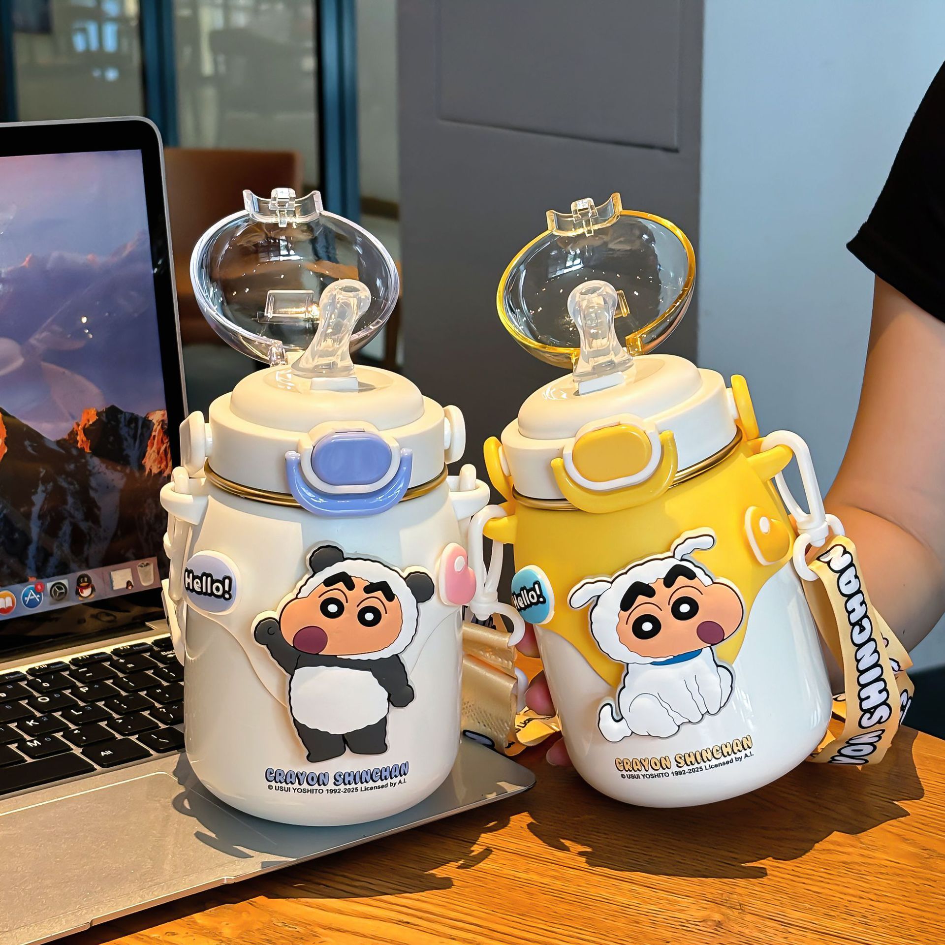Crayon Shin-chan student small belly insulated cup, lock design, adjustable cup string, silicone spout, large-capacity drinking cup Application Scenario