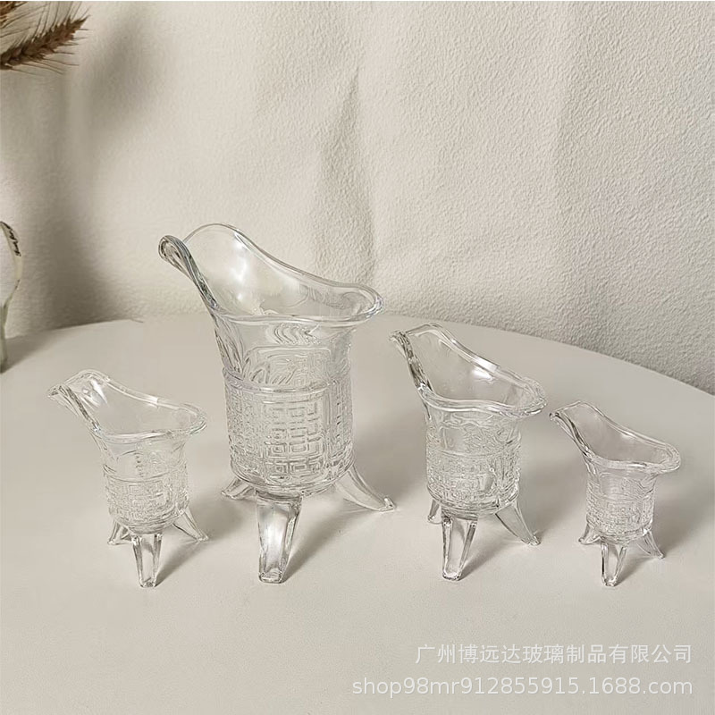 Antique-style emperor cup, white spirit cup, wine divider, glass small wine bottle, one-sip cup, goblet cup, personalized small wine glass, spirits cup Application Scenario
