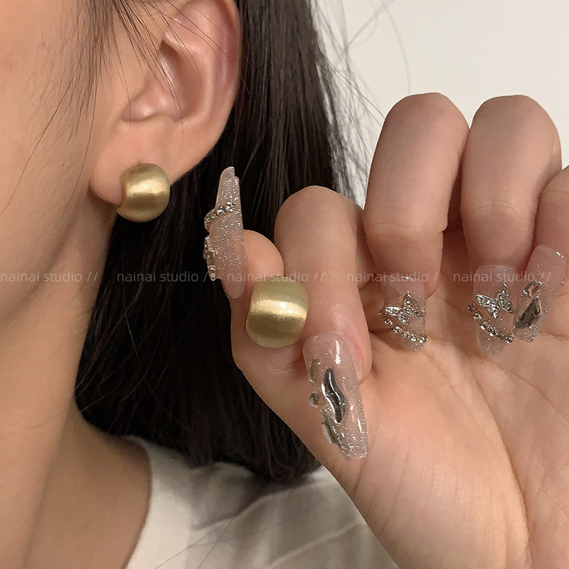Brushed matte arc-shaped stud earrings for women, a light luxury frosted niche design earrings, a 2024 new bestseller earrings full figure