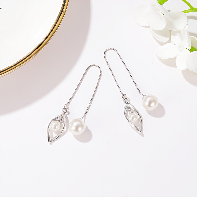 Korean-style sexy tassel earrings, simple and fashionable, twisted ear line, elegant and versatile for socialite, long pearl earrings Application Scenario
