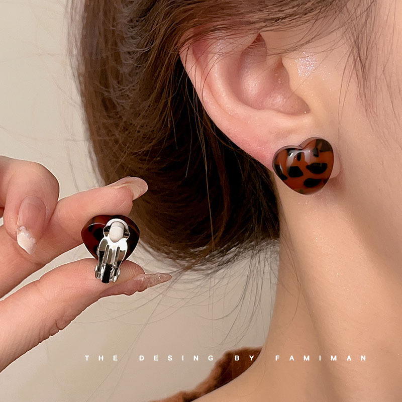 The retro Maillard leopard print stud earrings for autumn and winter exude a sense of sophistication and simplicity. They are a versatile ear accessory for women in 2024 details Picture