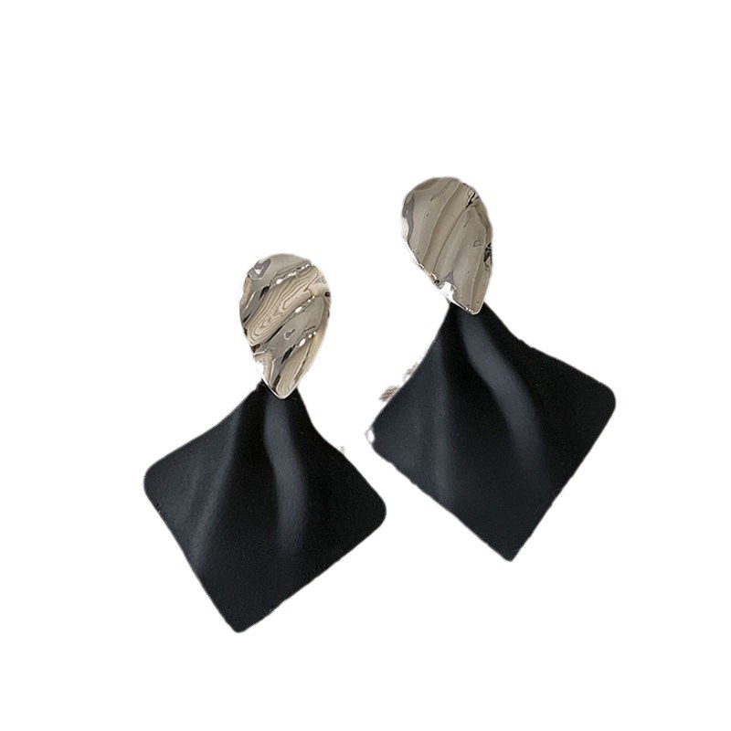 Black chanel-style high-end stud earrings for women, a new 2025 trendy bestseller with a retro and elegant style Item Picture