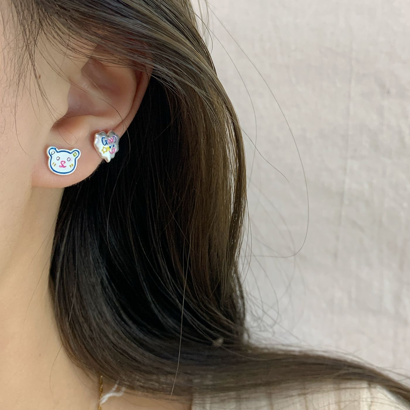 Spring 2025 Colorful hand-painted smiling face flower silver stud earrings, silver needle girl cartoon bear fun student earrings Specification drawing