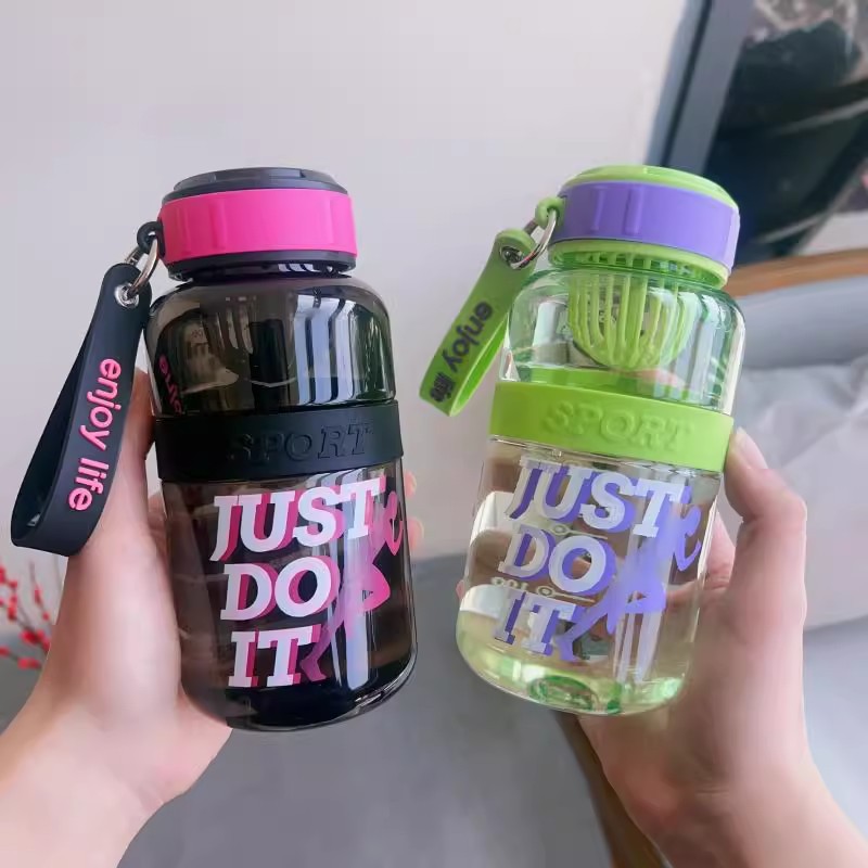 Summer large-capacity water cup with tea strainer, high appearance level, ins portable and simple, heat-resistant plastic portable cup for student girls full figure