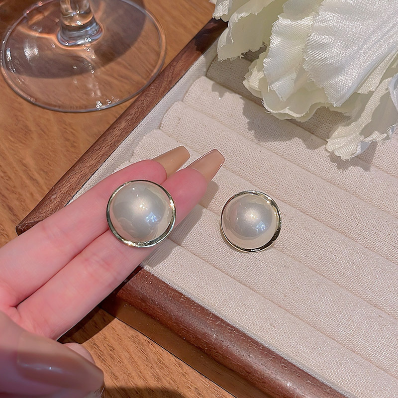 S925 Silver Needle new French retro pearl earrings, women's light luxury high-end design, elegant and versatile stud earrings Specification drawing