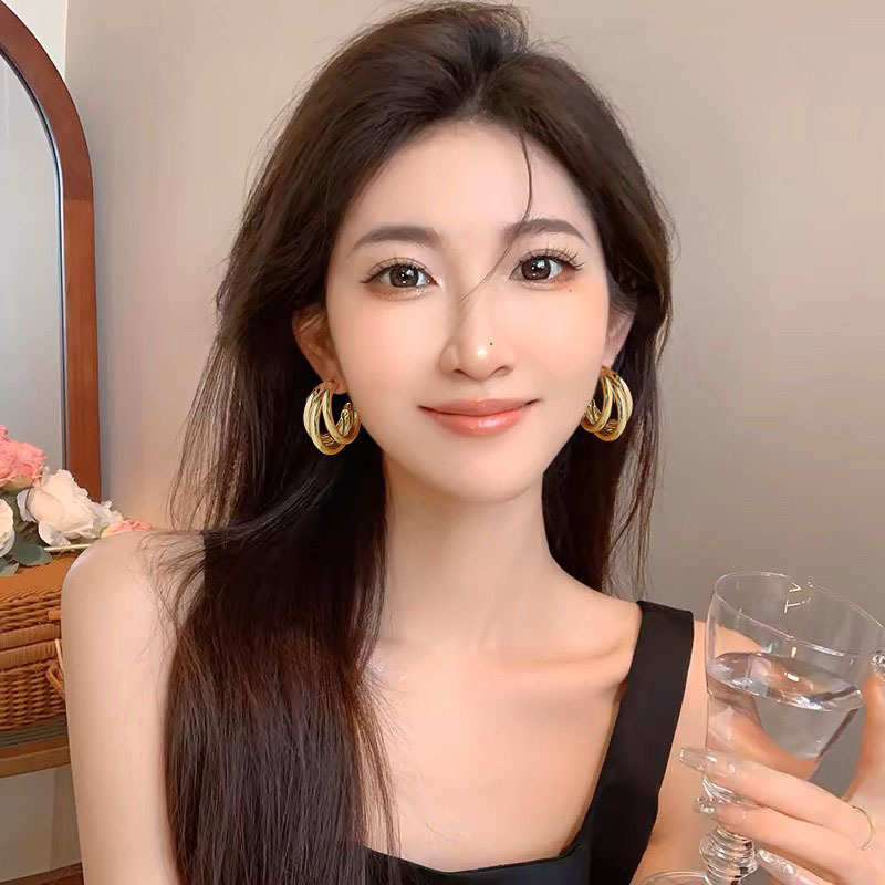 Gold earrings for women, 2024 new bestseller, retro Hong Kong style, high-end and elegant, niche design metal earrings details Picture