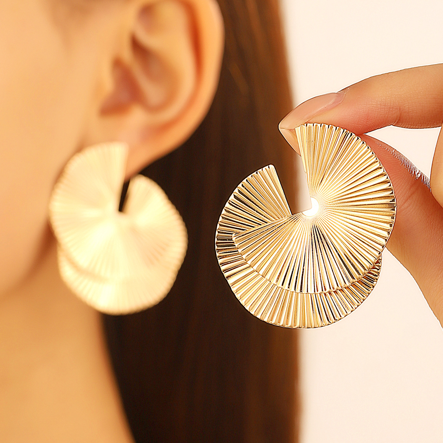 Wholesale of new cross-border irregular stud earrings for women, retro and personalized alloy texture fan-shaped earrings, and exaggerated European and American earrings full figure