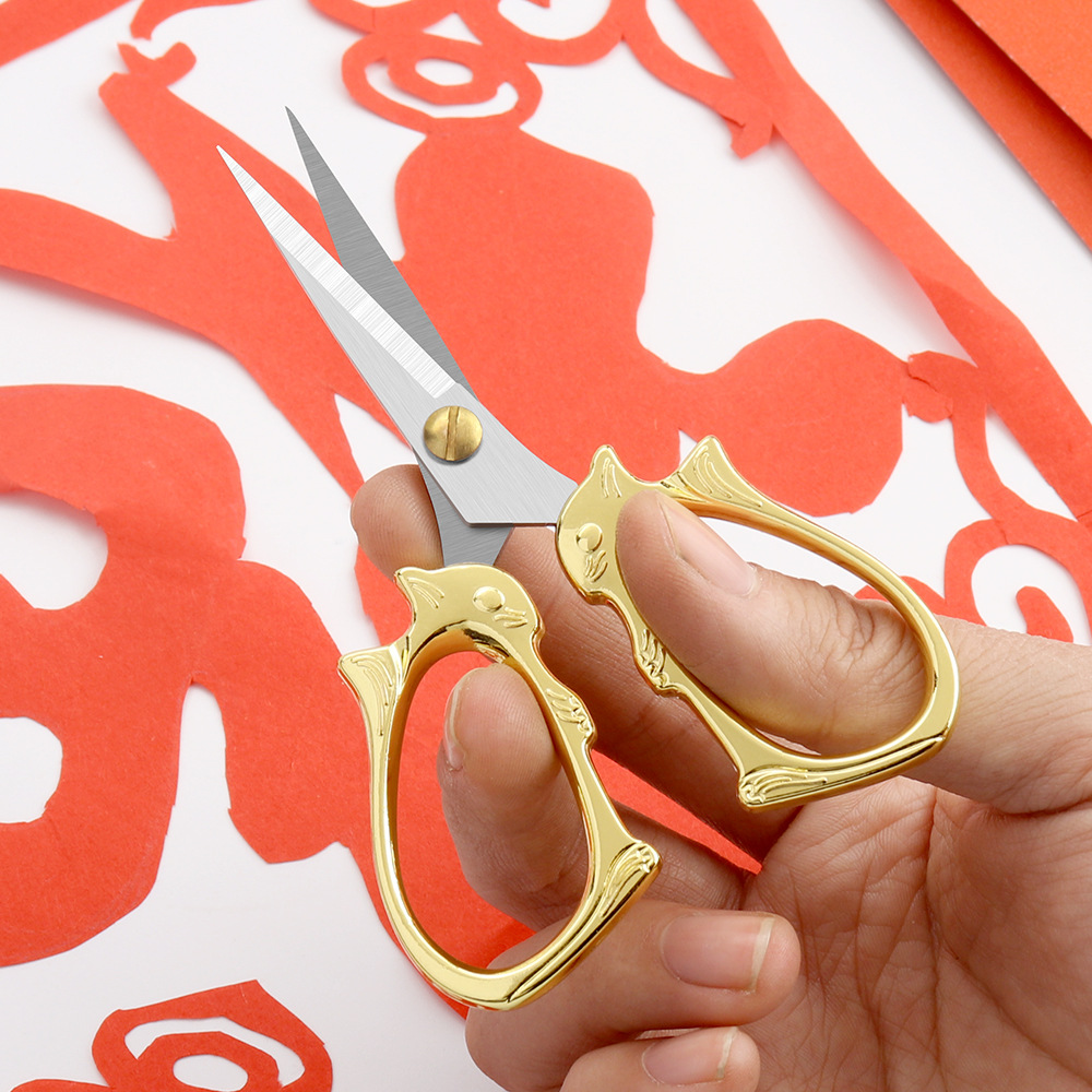 Squirrel antique scissors, cross-stitch small scissors, retro embroidery scissors, tea industry scissors, stainless steel pointed European scissors Specification drawing