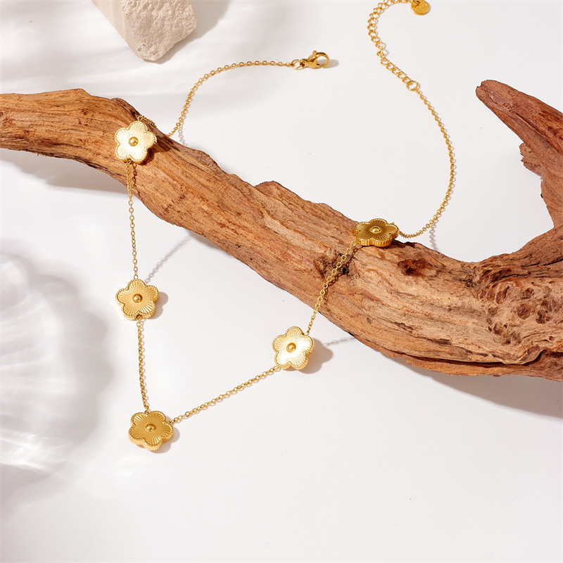 Korean version simple and fashionable commuting gold-plated striped five-petal flower accessory chain stainless steel jewelry necklace details Picture