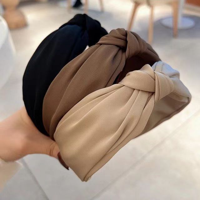 Solid-color wide-brimmed hairband for women, simple and elegant. Silk knot and hair pressing headband. Korean-style milk coffee-colored fabric headband full figure
