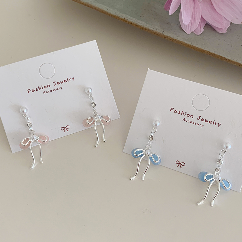 Korean sweet pink pearlescent bow tassel earrings, silver needle earrings, sweet and ethereal, exquisite pearl earrings Application Scenario