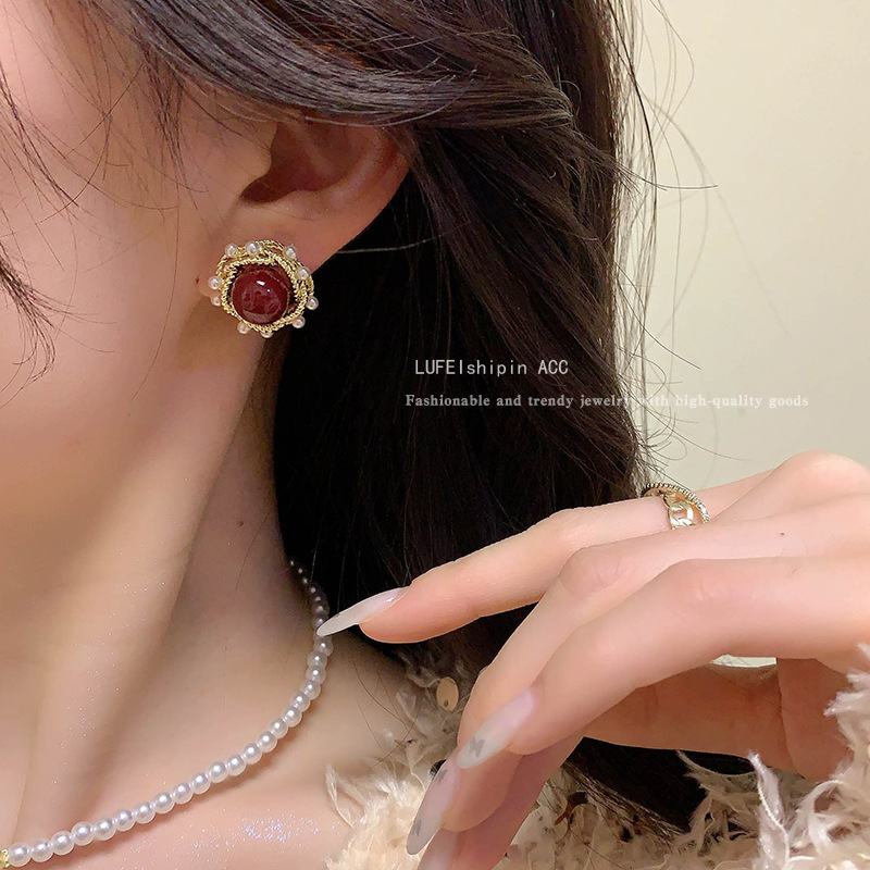 Gentle autumn and winter pearl stud earrings for women, 2024 new best-selling red earrings, high-end Christmas earrings and earrings Specification drawing