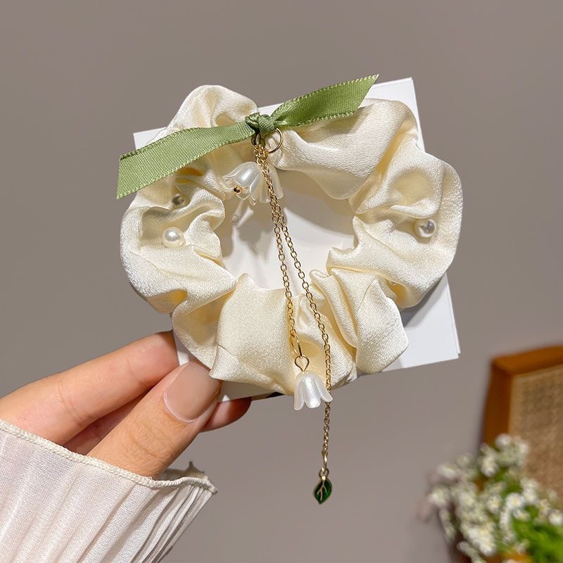 Lily of the valley hair tie, hair band tie, hair accessory, high appearance level hair accessory, fresh and light forewood-style large intestine hair band accessory Application Scenario