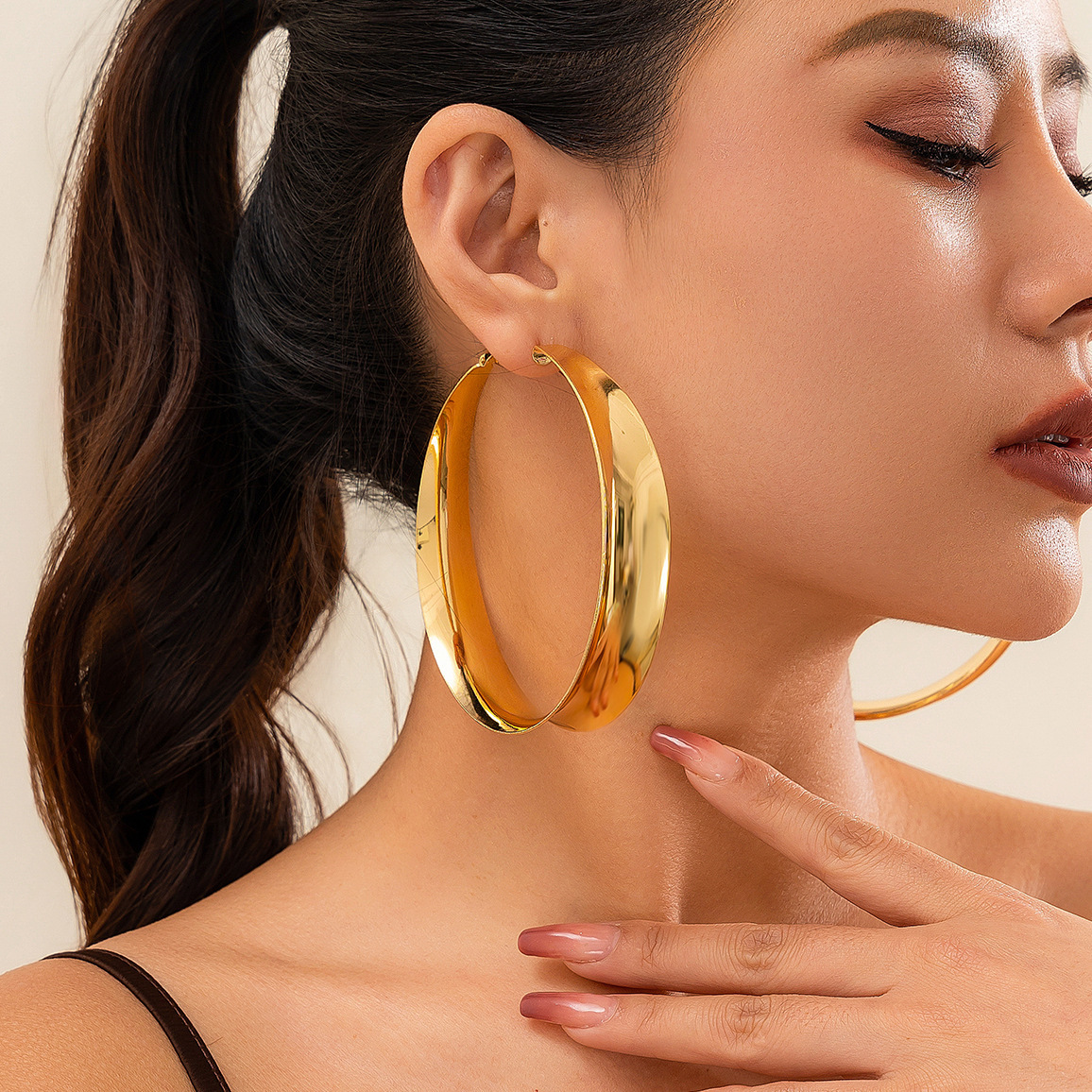 European and American cross-border exaggerated metal large circle earrings, women 's fashion show geometric hollowed-out shiny earrings earrings full figure