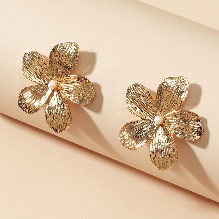 ins European and American cross-border flower element earrings, stud earrings, retro and simple pearl inlaid earrings, gold alloy women's wholesale full figure